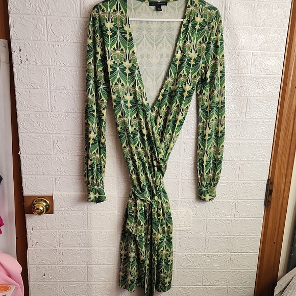 Banana Republic Dresses & Skirts - 72% Silk Banana Republic Green Leaf Print Long Sleeve Dress